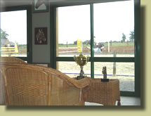 Club House : un
            moment de d&eacute;tente en regardant le travail des chevaux