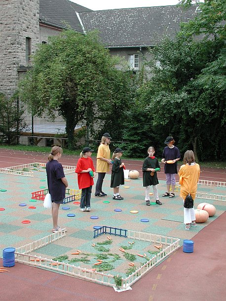 Fotos von Spielszenen mit Pferdemist