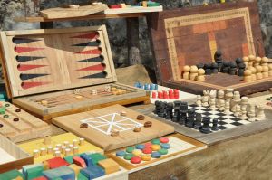 Gesellschaftsspiele wie Dame, Schach und M&uuml;hle kennen die meisten von uns. Doch meist geht es bei den Gesellschaftsspielen um die neuen Ideen der Spieleautoren.