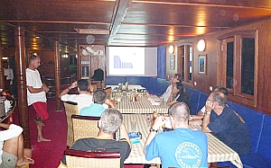 Theorie an Bord M/S Nautilus Two, Malediven, Tauchmedizin-Workshop 2008 - www.taucherarzt.at 