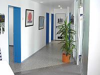 Zugang zu Wartezimmer und Behandlungsräumen