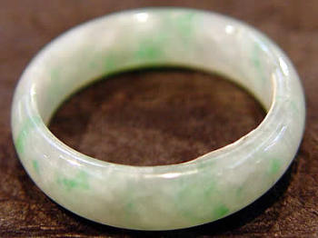 Kanoto - Bague anneau de jade vert blanc. Taille 61