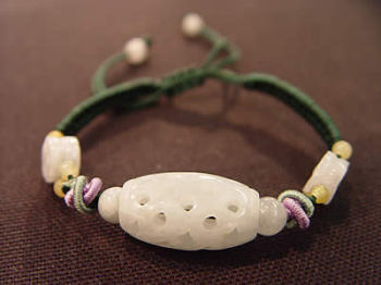 Mimasaka - boule ovale mont�e sur cordelette. Jade blanc