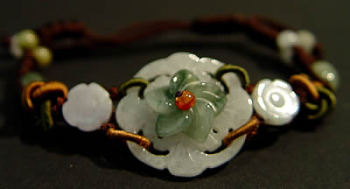 Bitchu Bracelet pi�ce circulaire en jade avec fleur