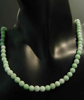Yenp - Beau collier de 80 boules de jade.