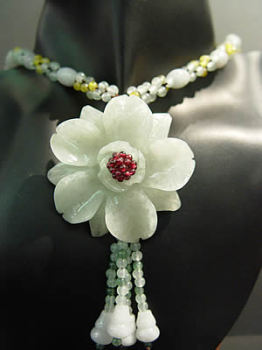 Kwanbun - Tr�s beau bijou en jade. Collier fleur de jade