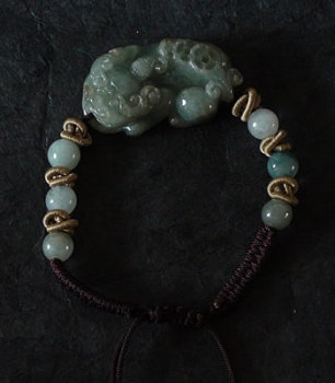 Bracelet en jade. Dargon et boules de jade mont� sur coton tress�. Jade-France
