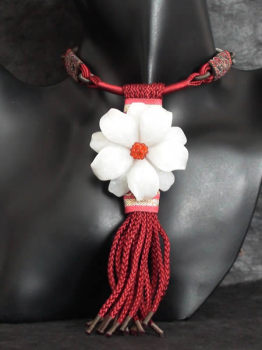Hitachi collier fleur