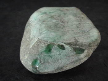 Pierre de jade brute. Jade-France