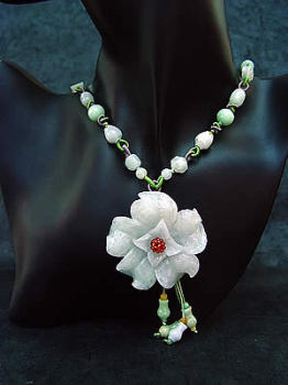 Elegance - Joli collier fleur. Pi�ce unique