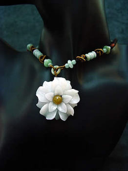 Loyaut� - Collier fleur de jade