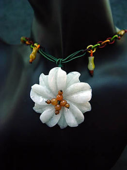 Galanterie - Collier fleur de jade au coeur de perles de jade