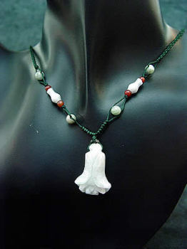 Bont� - Collier fleur de jade forme "clochette"