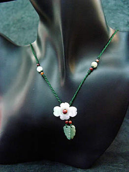 D�vouement - Collier long petite fleur et pampilles feuilles