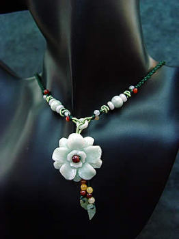 Plaisir - collier fleurs avec pampilles "feuilles"
