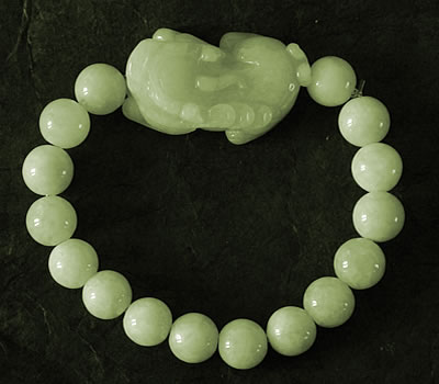 Bracelet en jade. Dragon et 16 boules de jade. Jade-France
