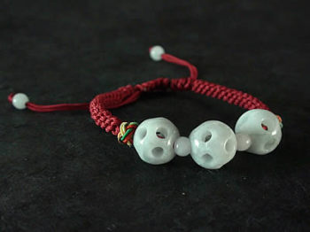 Bracelet en jade. Trois boules creuses mont�es sur fils tress�s. Jade-France