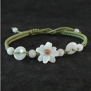 Bracelet en jade. Fleur mont�e sur fils tress�s. Jade-France