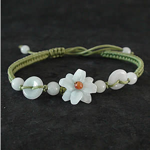 Bracelet en jade. Fleur mont�e sur fils tress�s. Jade-France