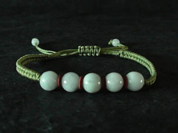 Bracelet en jade. 5 boules de jade mont�es sur fils tress�s. Jade-France