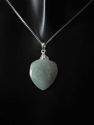 Pendentif en jade. Coeur avec b�li�re en argent. Jade-France