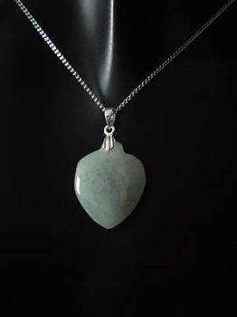 Pendentif en jade. Coeur avec b�li�re en argent. Jade-France
