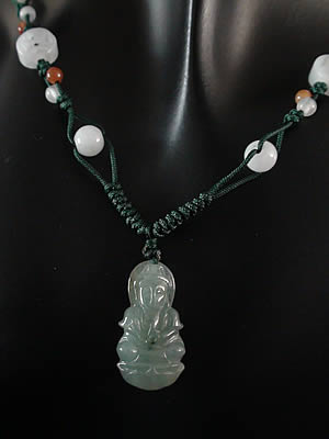 Pendentif en jade. Bouddha mont� sur fils tress�s. Jade-France