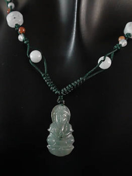Pendentif en jade. Bouddha mont� sur fils tress�s. Jade-France