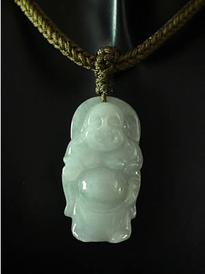 Pendentif en jade. Bouddha mont� sur fils tress�s. Jade-France