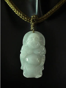Pendentif en jade. Bouddha mont� sur fils tress�s. Jade-France