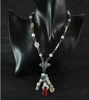 Collier en jade. 25 boules de jade et 7 pi�ces de jade de forme g�om�trique. Jade-France
