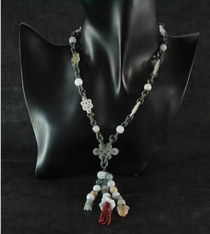 Collier en jade. 25 boules de jade et 7 pi�ces de jade de forme g�om�trique. Jade-France
