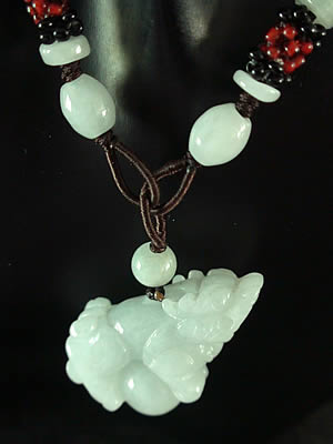 Pendentif en jade. Dragon. Jade-France