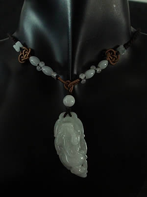 Pendentif en pierre de jade. Dragon mont� sur fils tress�s. Jade-France