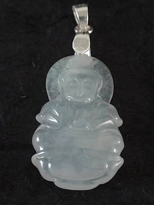 Pendentif en jade. Bouddha avec b�li�re en argent. Jade-France