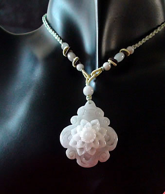 Pendentif en jade. Magnifique fleur mont�e sur fils tress�s. Jade-France