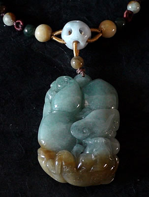 Pendentif en jade. Dragon en jade vert et marron. Jade-France