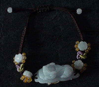 Bracelet en jade. Dragon mont� sur fils tress�s. Jade-France.