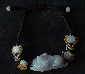 Bracelet en jade. Dragon mont� sur fils tress�s. Jade-France.