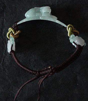 Bracelet en pierre de jade. Dragon mont� sur fils de coton tress�s. Jade-France