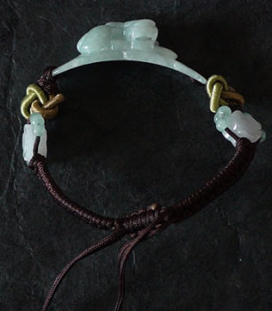 Bracelet en pierre de jade. Dragon mont� sur fils de coton tress�s. Jade-France