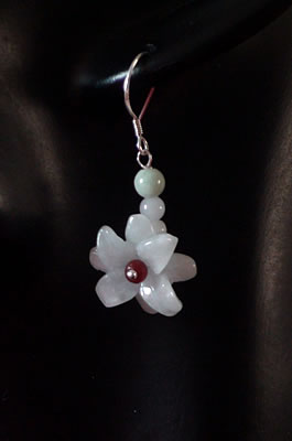 Boucles d'oreilles en jade. Fleur sur monture argent. Jade-France