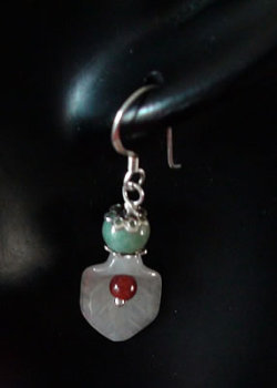 Boucles d'oreilles en jade. Forme feuille avec boule mont�es sur argent. Jade-France