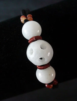 Bracelet en pierre de jade. Trois boules de jade mont�es sur fils tress�s. Jade-France