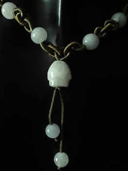 Collier en jade blanc. Boule de jade mont�e sur fils tress�s. Jade-France