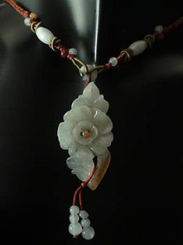 Collier en jade. Fleur mont�e sur fils tress�s. Jade-France