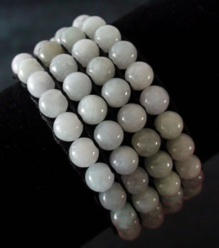 Bracelet en jade. 52 perles de jade et 24 petites sur fils tress�s. Cr�ation Jade-France