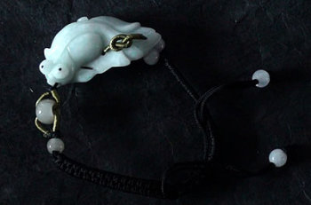 Bracelet en jade. Poisson mont� sur fils tress�s. Jade-France.