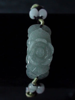 Bracelet en jade. Fleur mont�e sur fils tress�s. Jade-France
