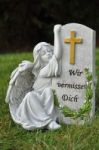 Grabschmuck Engel an Grabstein mit Text